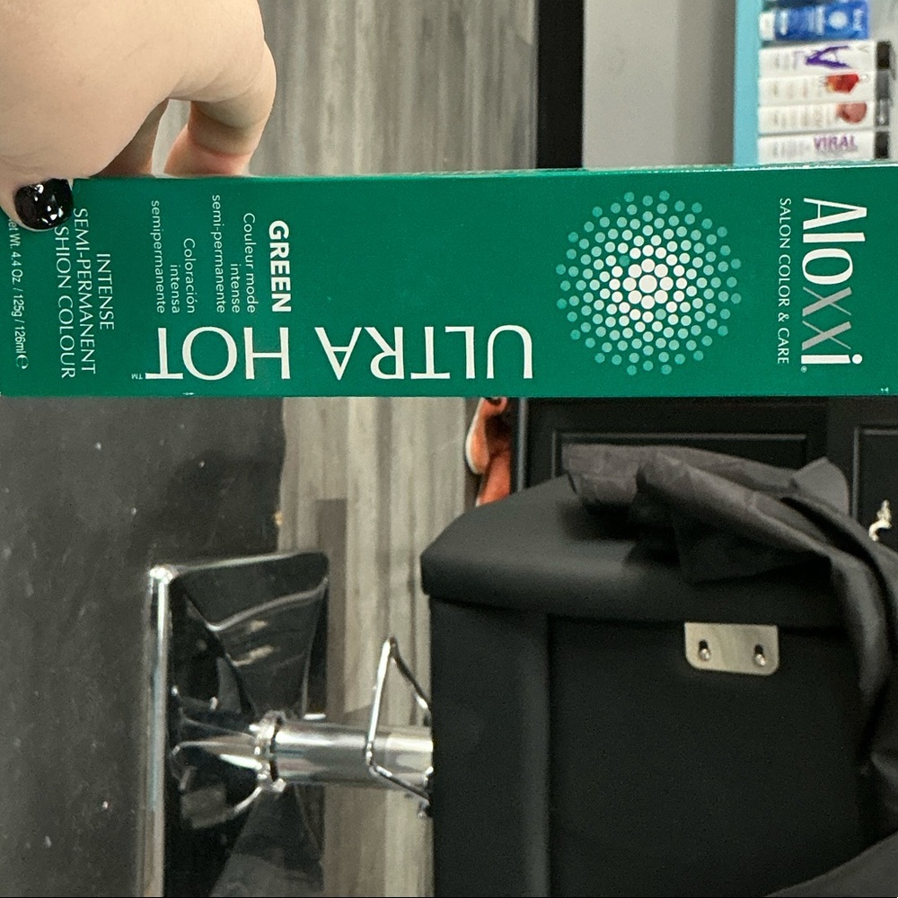 Aloxxi Ultra Hot Green Hair Color